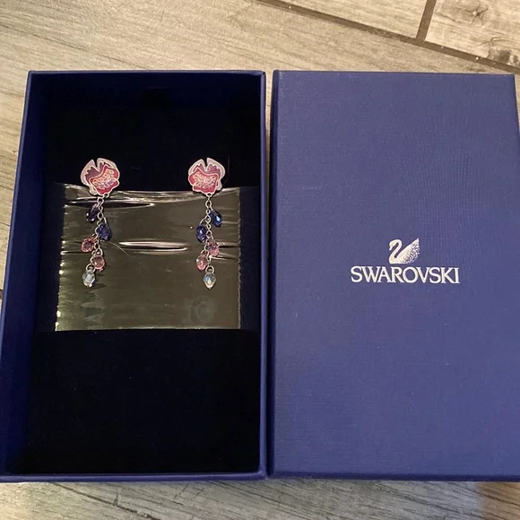 SWAROVSKI x Disney コラボ Alice in Wonderland スタッズピアス Alice in Wonderland stud earrings, Asymmetrical design